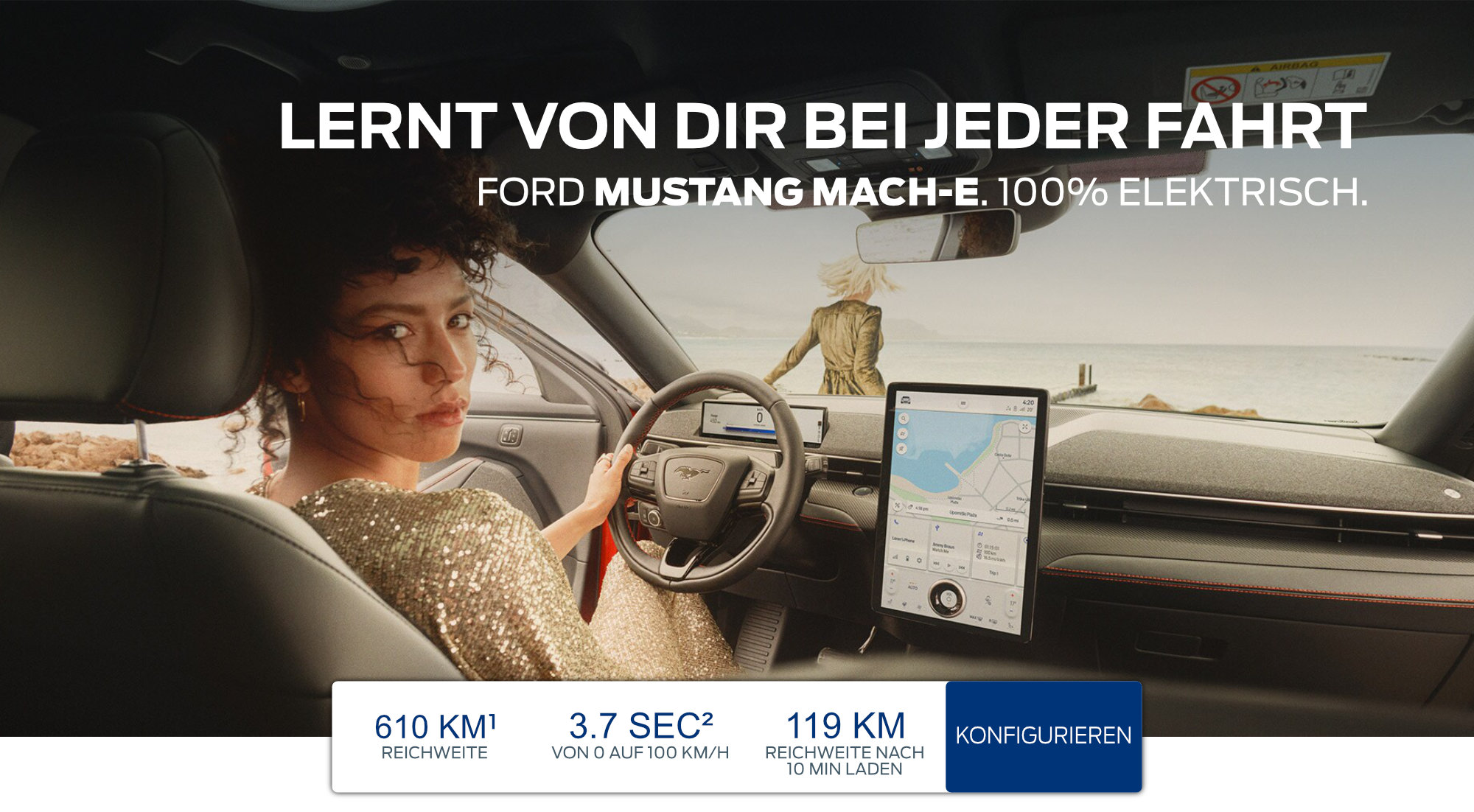 Frau in Mustang Mach-E mit Infotainment System
